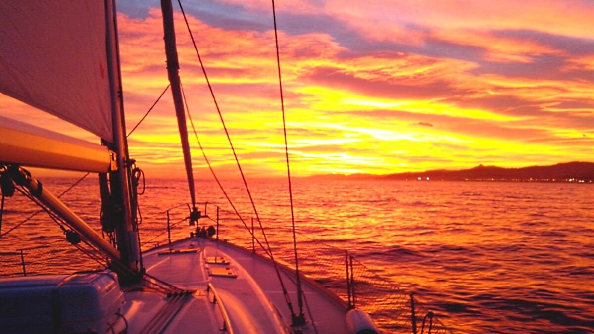 Осенний вид на яхту, плывущую в водах Сочи.