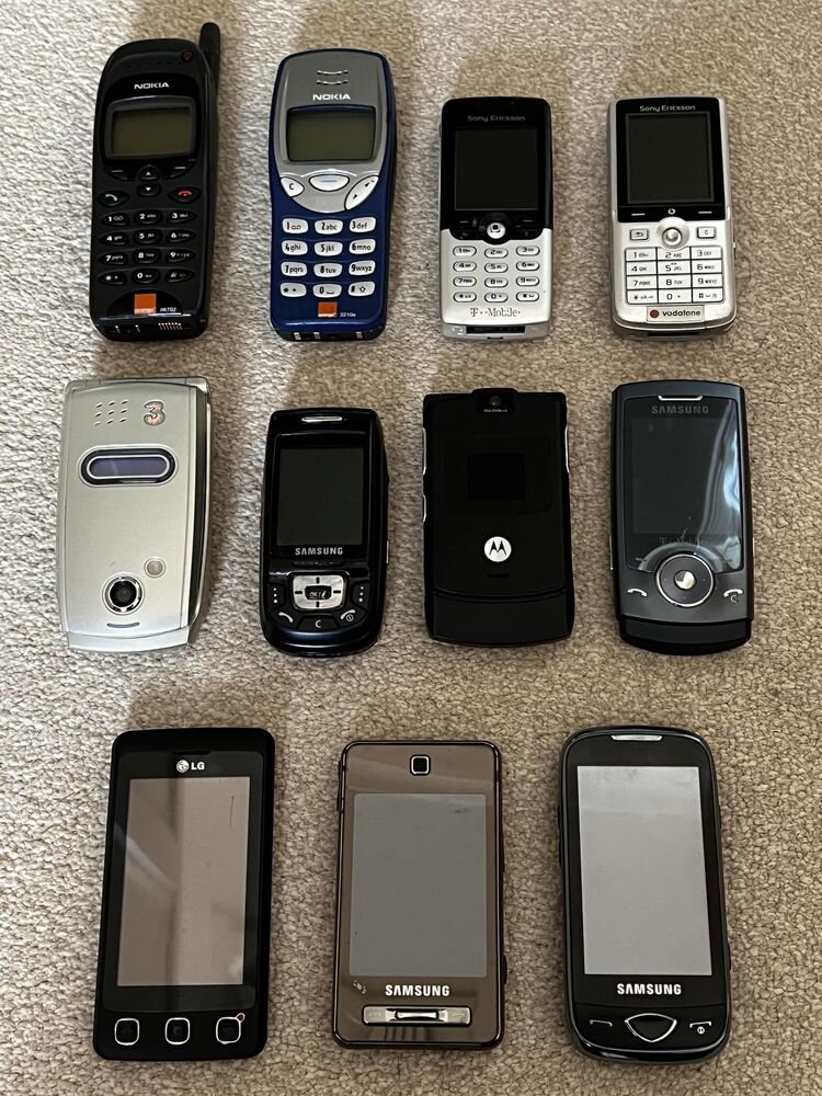 Источник: https://www.reddit.com/r/mildlyinteresting/comments/yuavnz/my_mobile_phone_collection_1997_2009