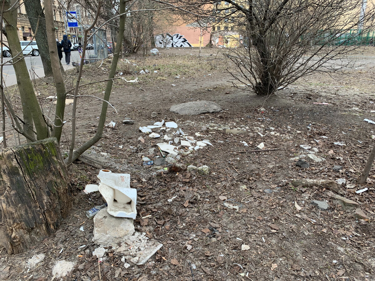 Это место находится на углу Сытнинской и Кронверкской улиц. Кода-то здесь находились два исторических здания, два  старых петербургских доходных дома. Место в центре Питера приглянулось нынешним буржуинам  и дома снесли, рассчитывая поиметь с этого места хороший доход. В процессе обязательных в таком случае археологических изысканий было обнаружено массовое захоронение-братская могила.                                                                                                                       Первые строители Петербурга: некоторые результаты изучения скелетных останков из коллективных захоронений в районе ул. Сытнинской И. Г. Широбоков, Е. Н. Учанева. Бюллетень ИИМК РАН. № 5
"Всего в ходе про ведения археологических работ были выявлены останки 255 человек.
Погребения представляют собой захоронения без гробов, предположительно, совершенные единовременно. Сопровождавшие их археологические артефакты представлены в основном фрагментами лыковой и кожаной обуви, а также нательными крестами." Это было в 2014 году. С тех пор на этом месте, в центре города, постоянно действующий грязный пустырь. К слову-до Петропавловки десять минут ходьбы ! Я хожу мимо почти  каждый день и меня ужасает эта картина.