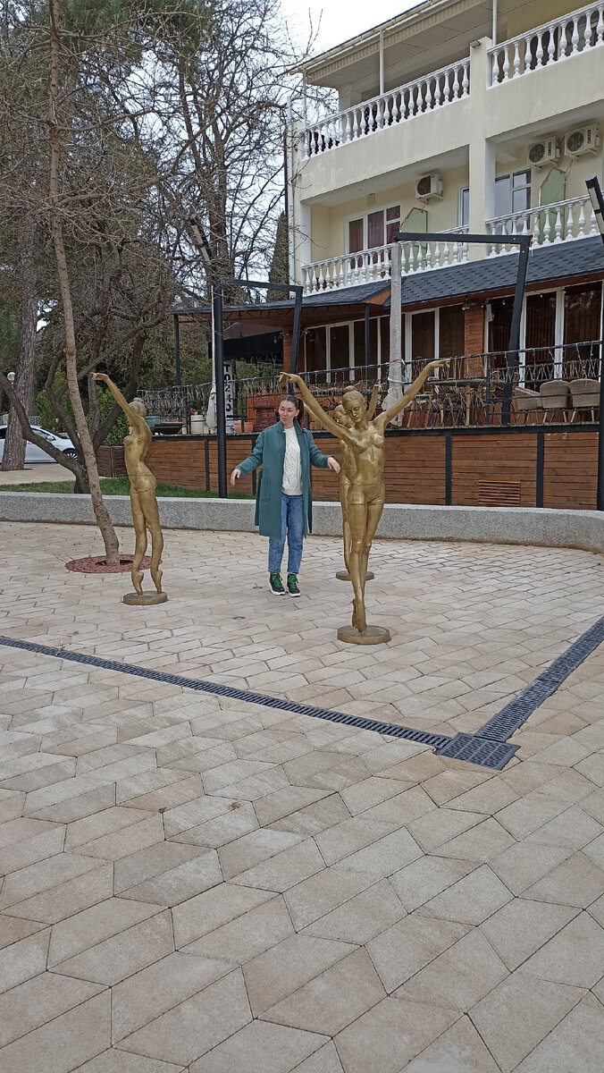 Балерины в Геленджике, одна устала😁