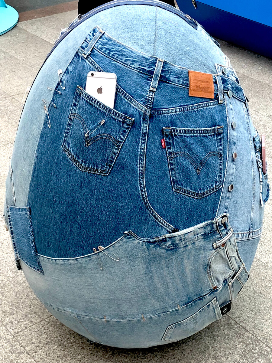 "Яйцо. Вторая стадия". Аллегория на состояние человека в подростковом возрасте. Пенопласт, джинса, металл, сотовые приборы. Автор Паршин Федор. Исполнитель Таций Вадим