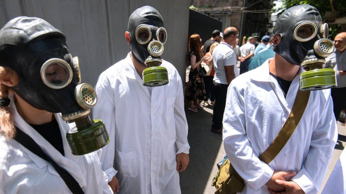    Участники митинга около Национального центра по контролю и профилактике заболеваний в Ереване протестуют против деятельности американских биолабораторий в Армении / Фото: Арам Нерсесян / РИА Новости