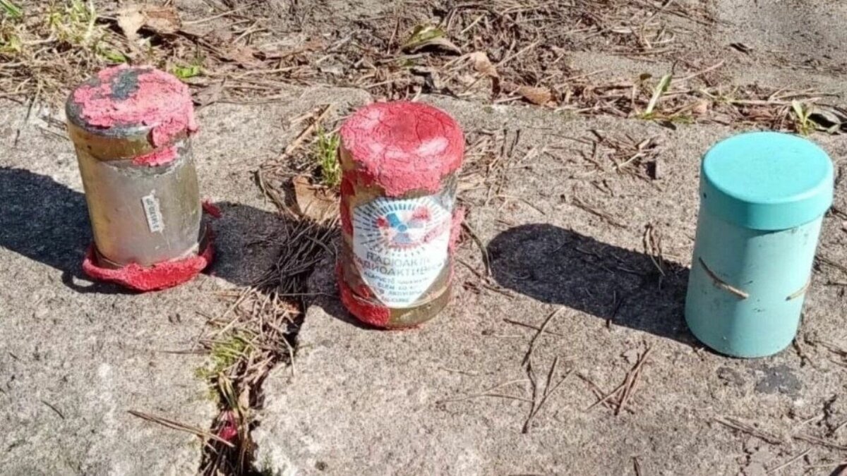     Житель Рощино в Выборгском районе Ленобласти обнаружил на своем участке три колбы с надписью «Радиоактивный кобальт-60». Информацию подтвердили в пресс-службе администрации региона.