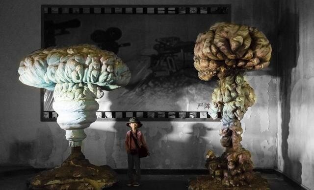 Слева - грибовидное облако водородной бомбы Справа - грибовидное облако атомной бомбы