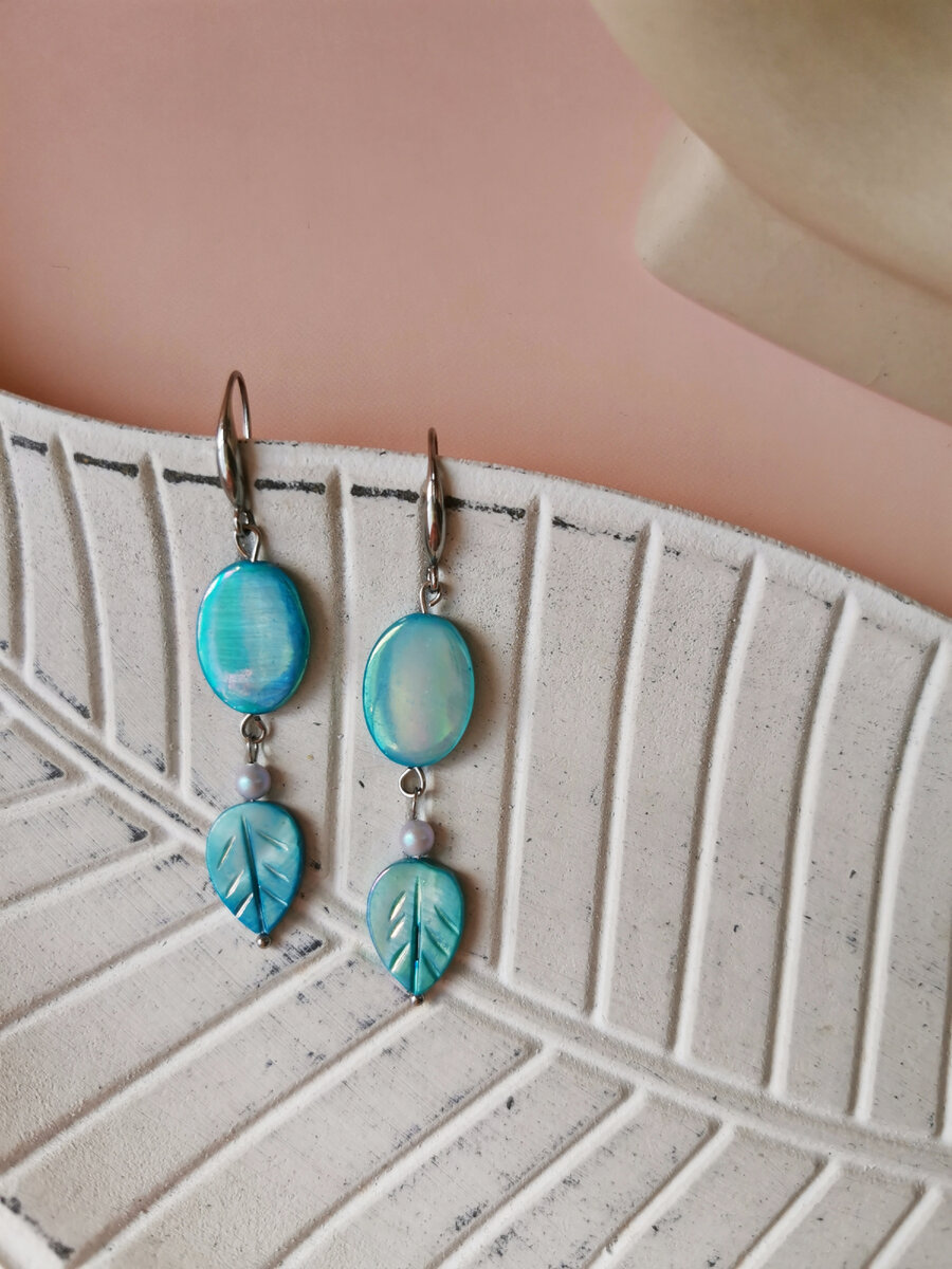 Серьги с использованием бусин из ракушки. 