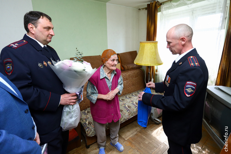    Поздравления принимала труженик тыла и ветеран ОВД Татьяна Ивановна Родичева. С 9 Мая ее поздравили коллеги.