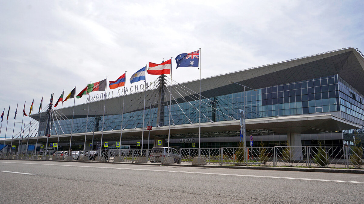 Флаги у аэропорта Красноярск, вообще говоря, символизируют его международный статус