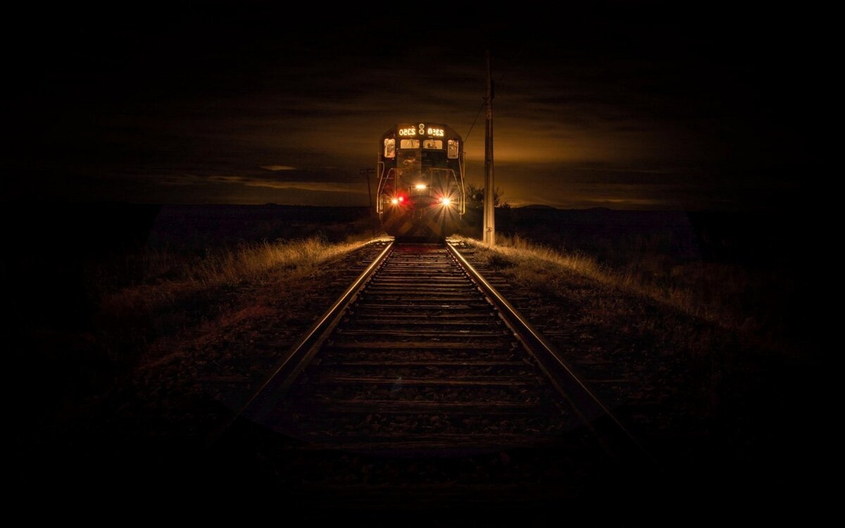 Поезд едет ночью
