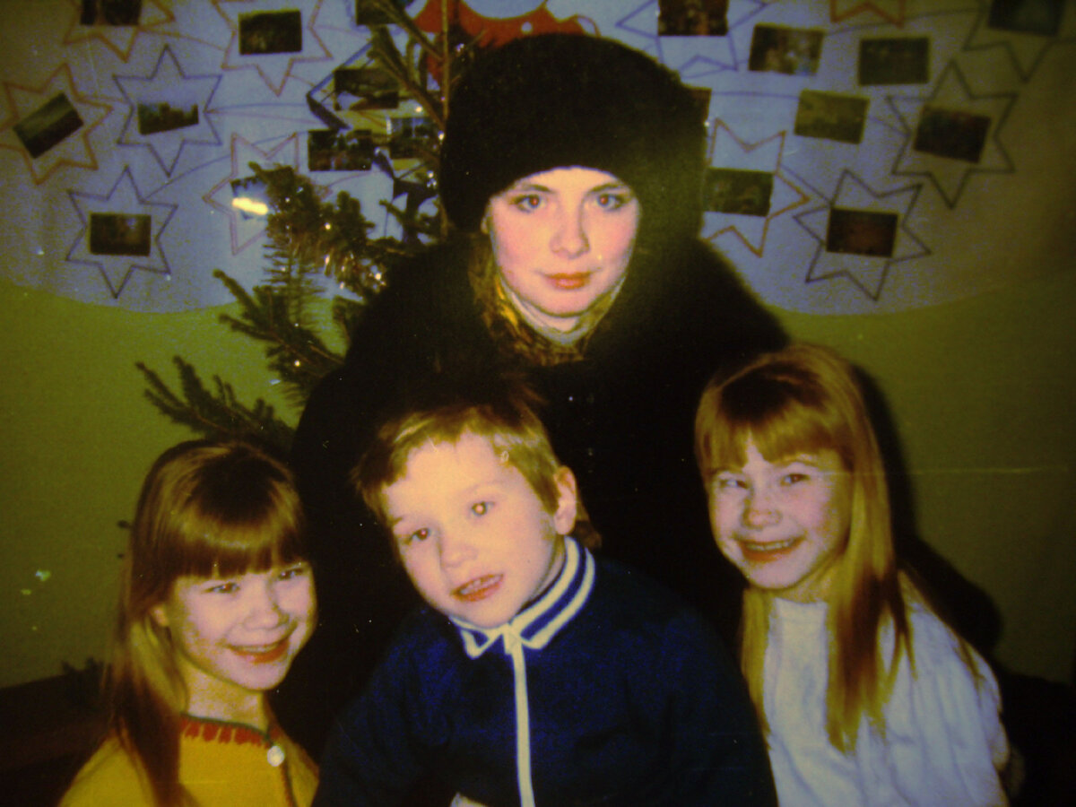 Вот еще совсем малыши Снежана слева, Рома по середине, Таня справа и сестра Лена обнимает нас всех.