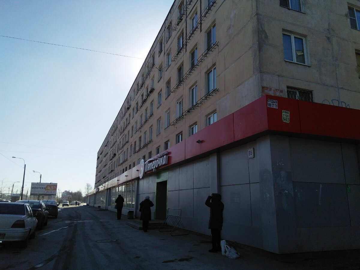 В этом доме на Краснопутиловской улице, 55 в 1970-80-е годы располагался магазин "Юный техник". У входа в магазин и была та самая "толкучка", где покупали и выменивали пластинки. Здесь не раз появлялись и Виктор Цой, и Алексей Рыбин, и Аркадий Волк, Игорь (Панкер) Гудков, Андрей (Свин) Панов и многие-многие-многие... Фото автора.