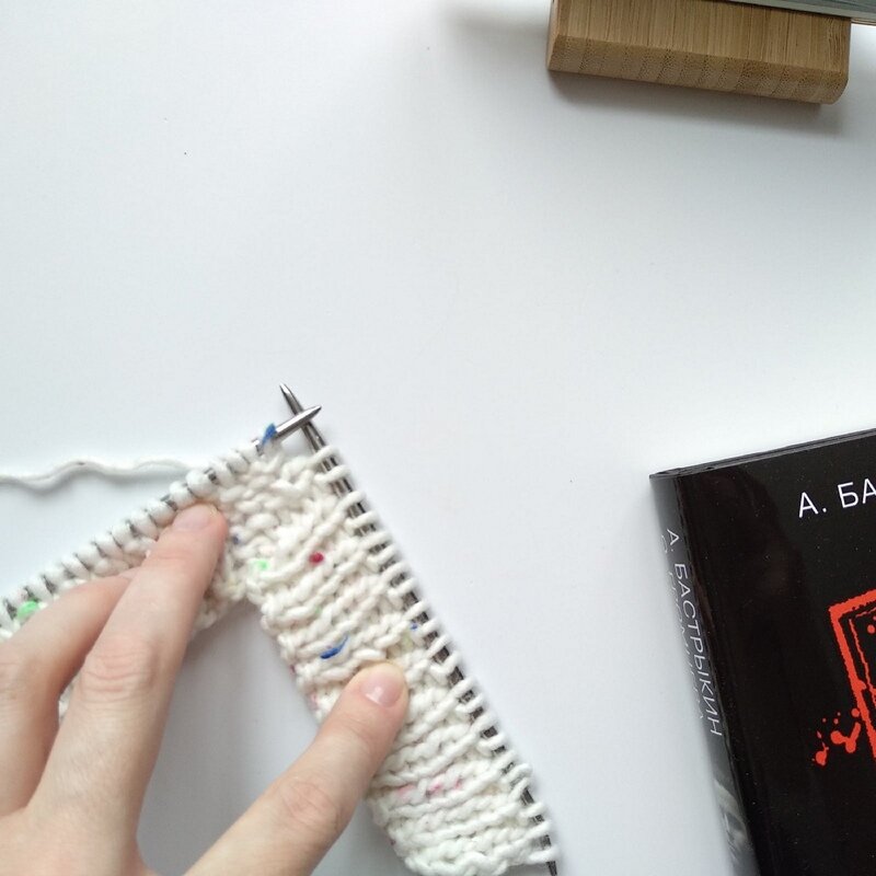 В изнаночной стороне смотрим по рисунку резинки. Листайте дальше!