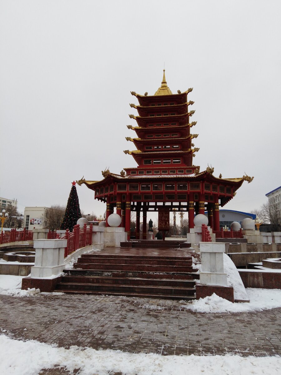 Пагода Семи Дней в центре Элисты на площади Ленина