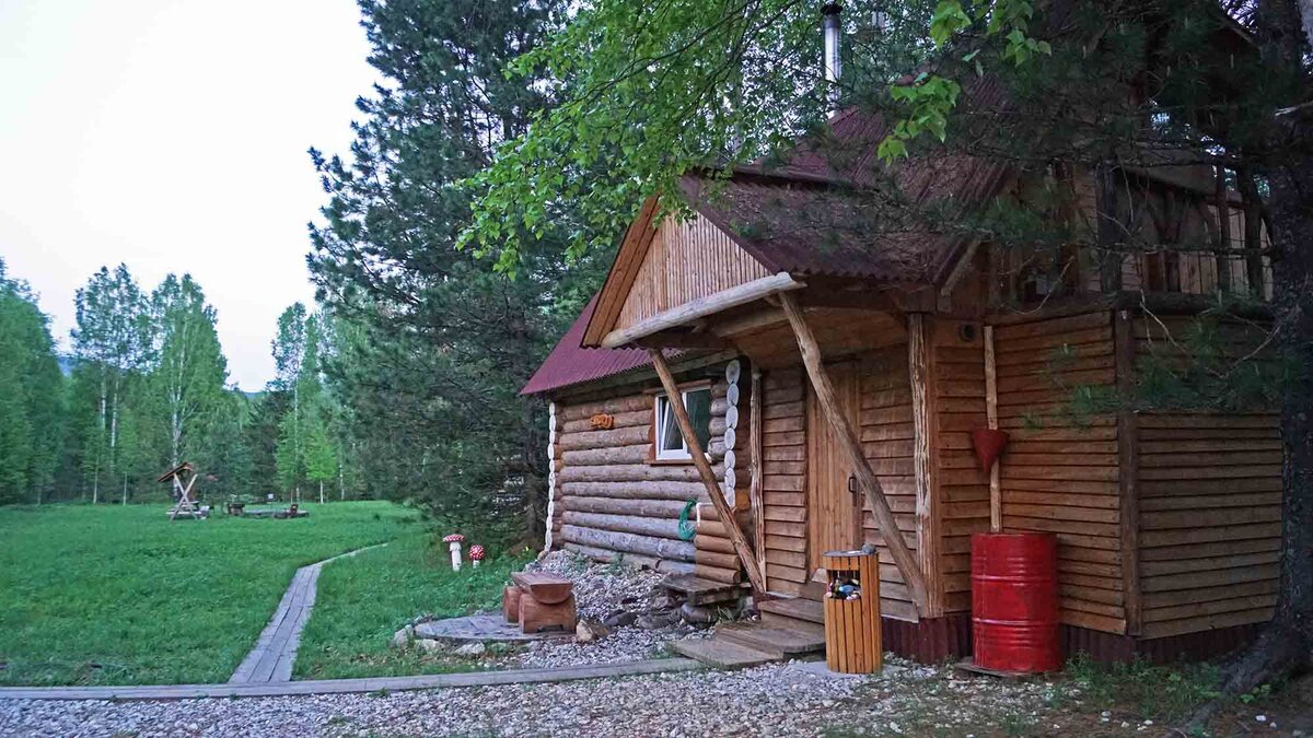 На базе есть отель на несколько номеров, гостевые дома, баня, охраняемая парковка и невероятная таёжная природа.
