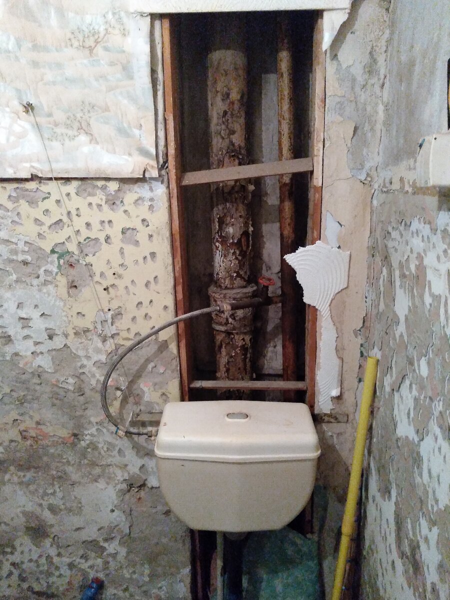Старый унитаз.