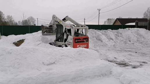 Чистка снега BobCat'ом