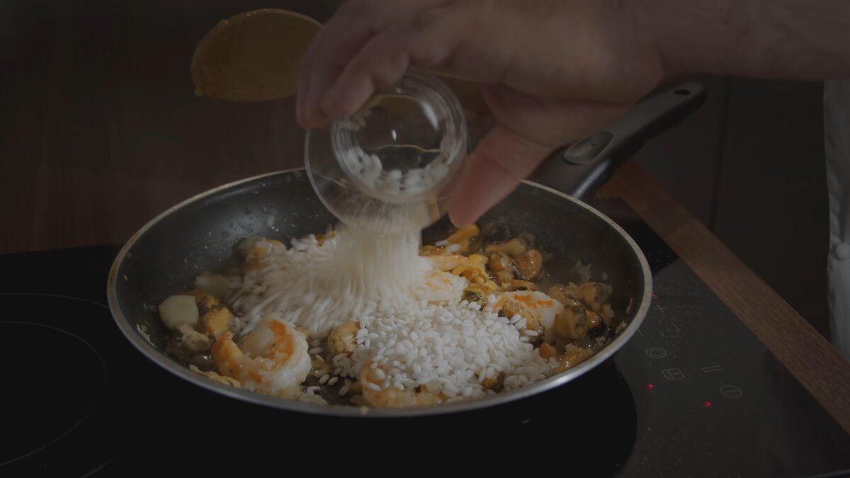 Момент засыпания риса