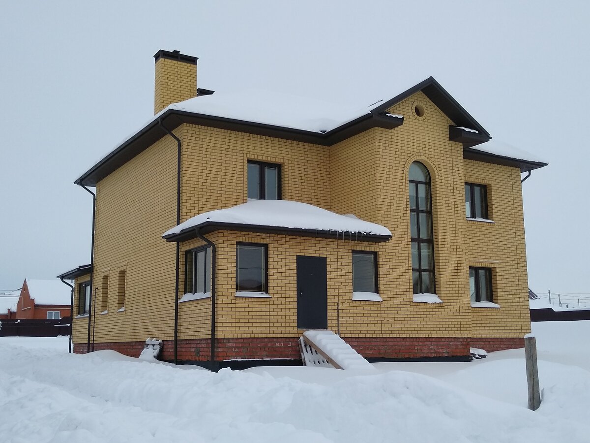 Вот дом в нашем поселке, пока не въехали. Для трех-четырех человек. @ Горбунов Сергей