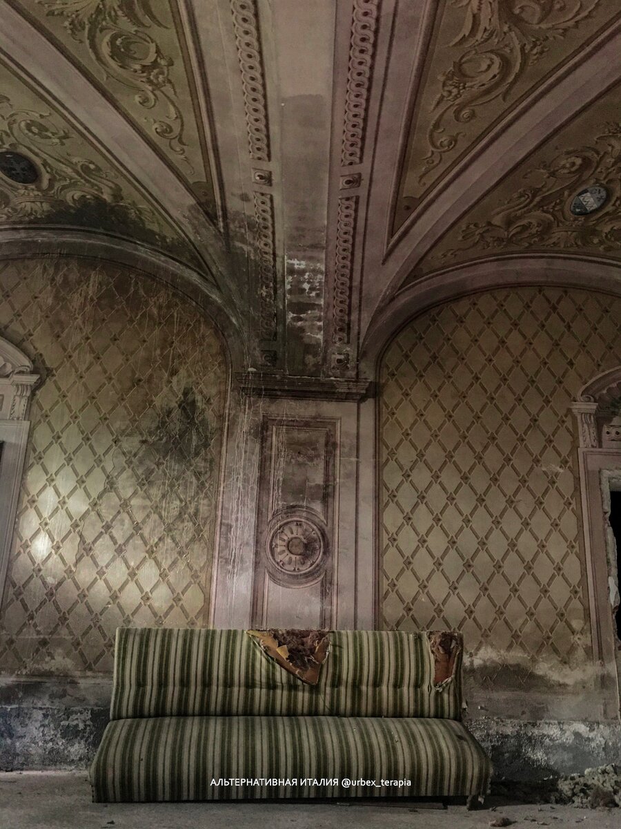 Вилла, в которой осталась мебель ручной работы, старинный сейф ...