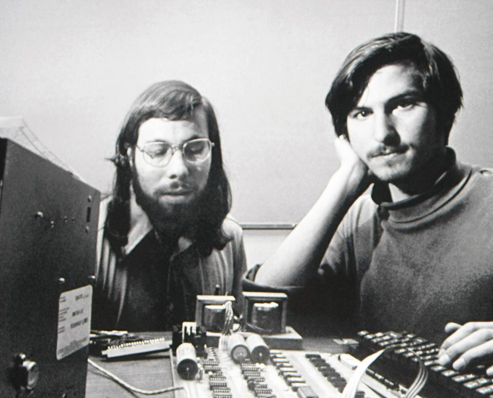 Стив Джобс и Стив Возняк за работой в 1976 году