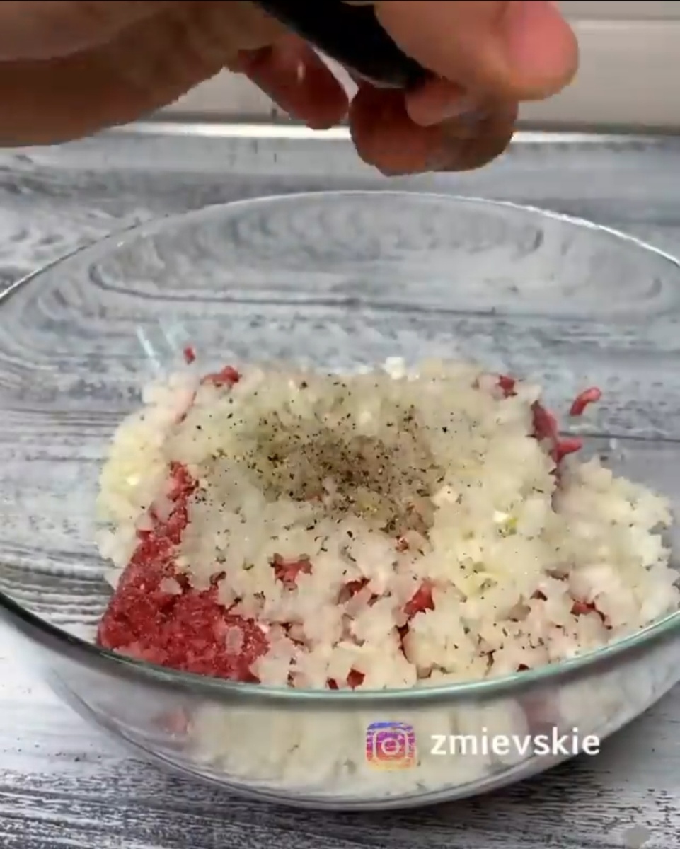Фарш, лук, соль и перец.