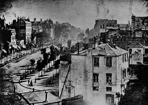  Boulevard du Temple. Снимок сделан Луи Жаком Манде Дагером в 1838 году. Первая фотография , на которой изображен человек (левый нижний угол, еле заметная фигура). Этот человек остался неизвестным.