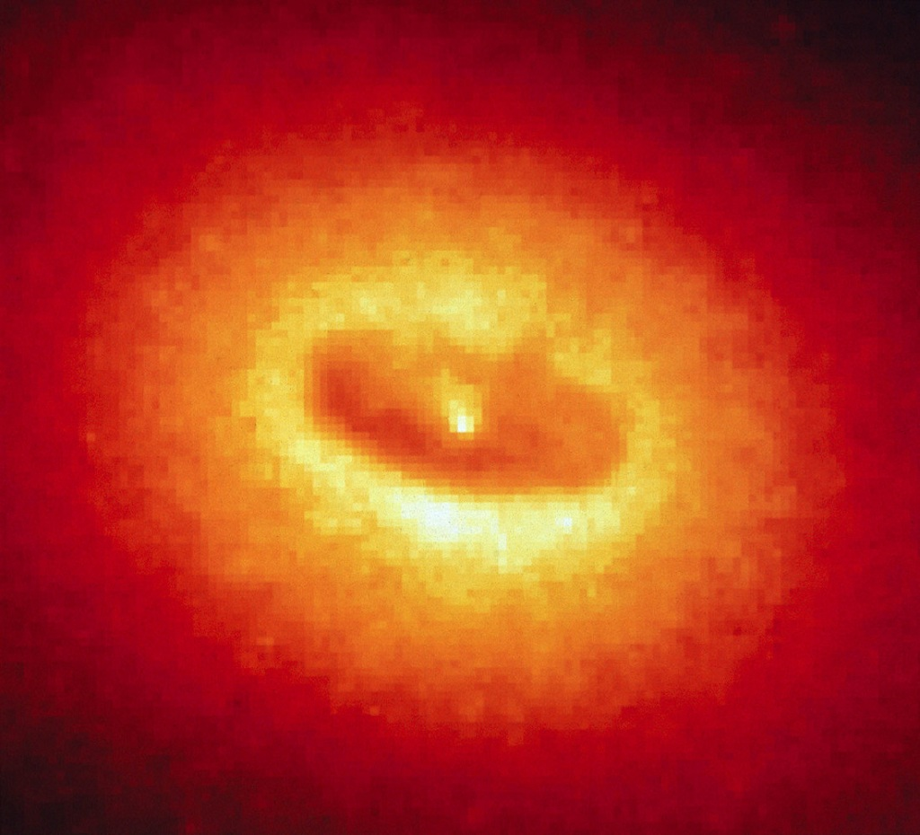 КАНДИДАТ ЧЕРНОЙ ДЫРЫ. Эллиптическая галактика NGC 4261 может содержать черную дыру в своем ядре. Космический телескоп Хаббла сделал это изображение гигантского диска из холодного газа и пыли, окружающего и, возможно, подпитывающего черную дыру. 