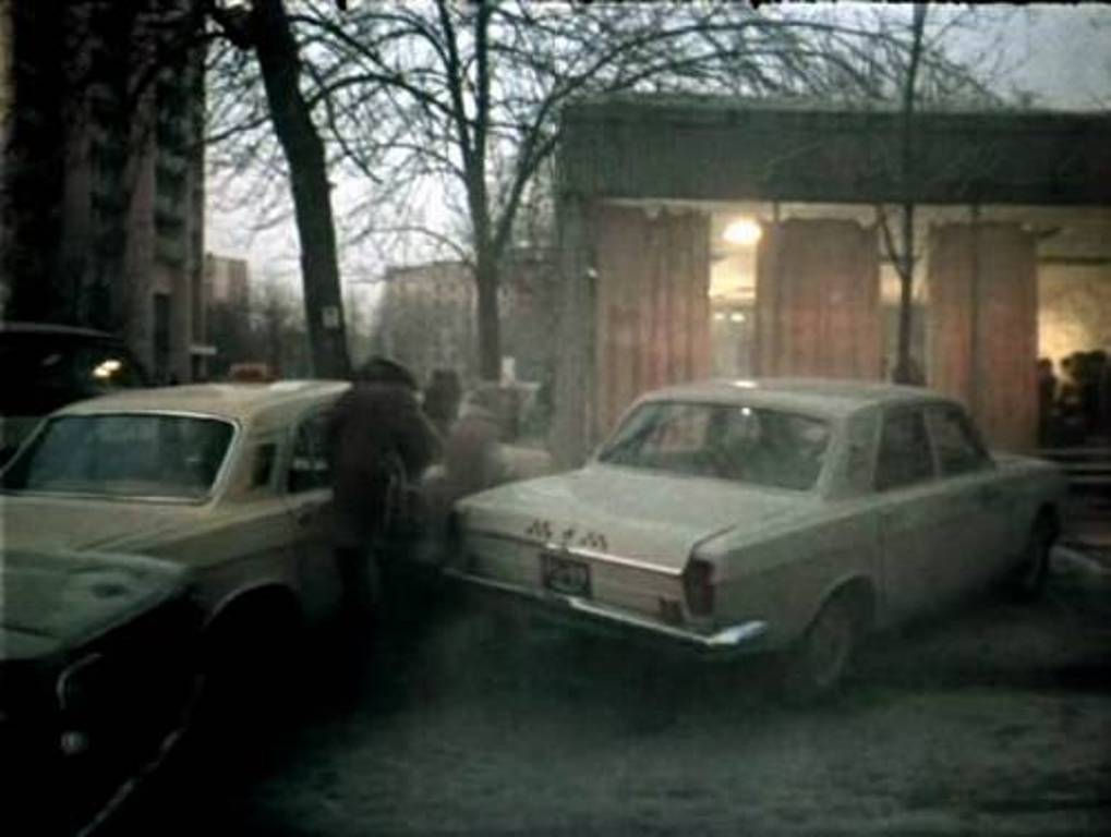 В этой стекляшке - чебуречная. Скатерный переулок, дом 18. Кадр из фильма «Вам и не снилось…».