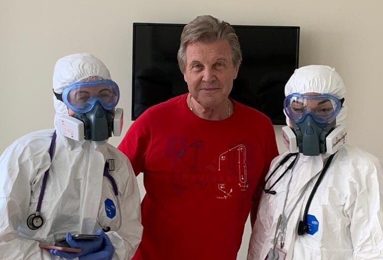 Фото с врачами, спасшими жизнь артиста.