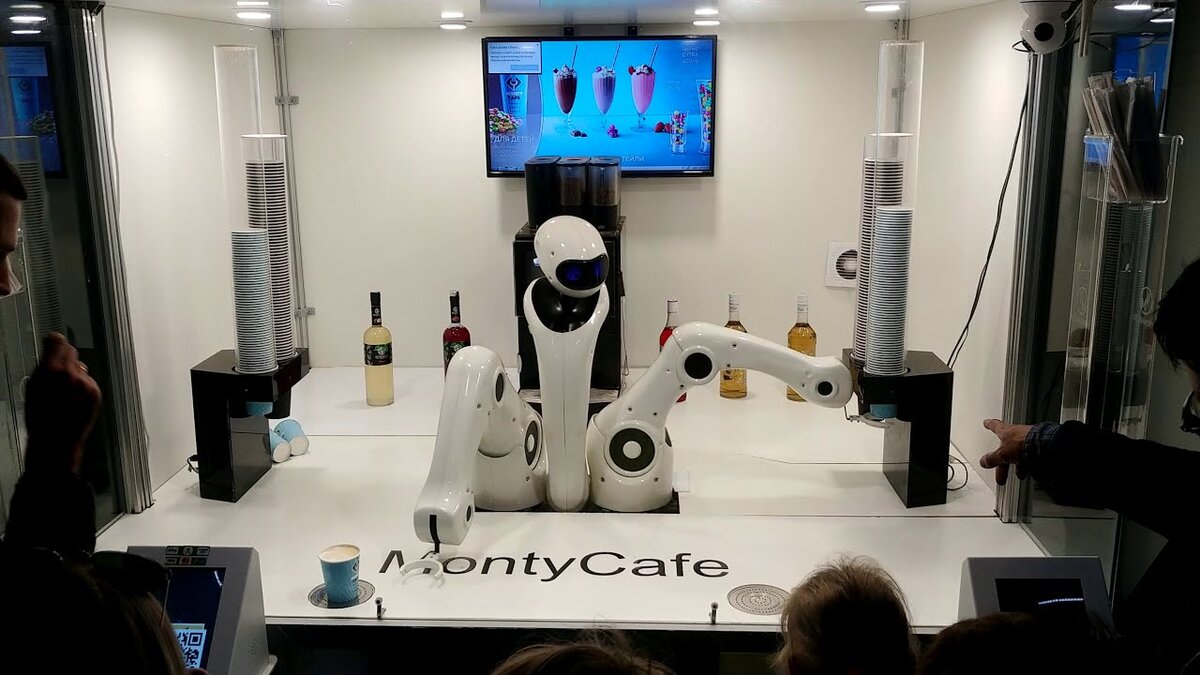 Робот-бариста в парке "Зарядье" одинаково хорошо готовит и кофе, и молочные коктейли.