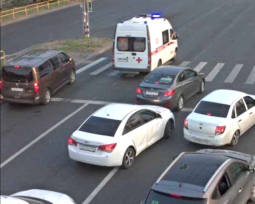 Случай в Тольятти когда водитель без оштрафован за о что пропустив скорую вынужден был выехать под красный за стоп-линию.