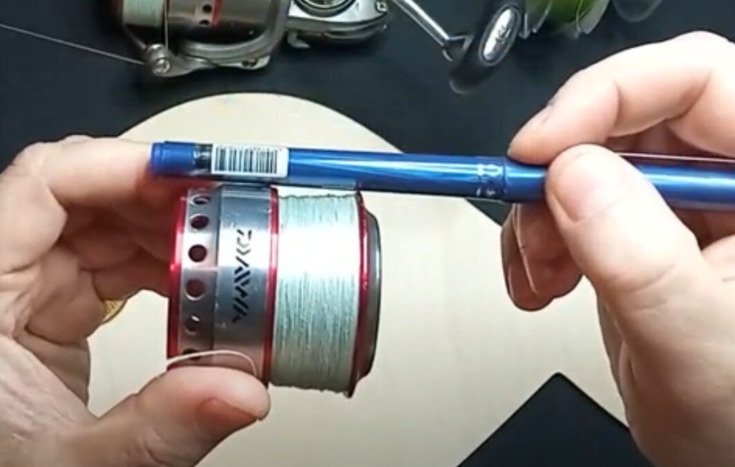 На 1 или 2 мм ниже бортика шпули