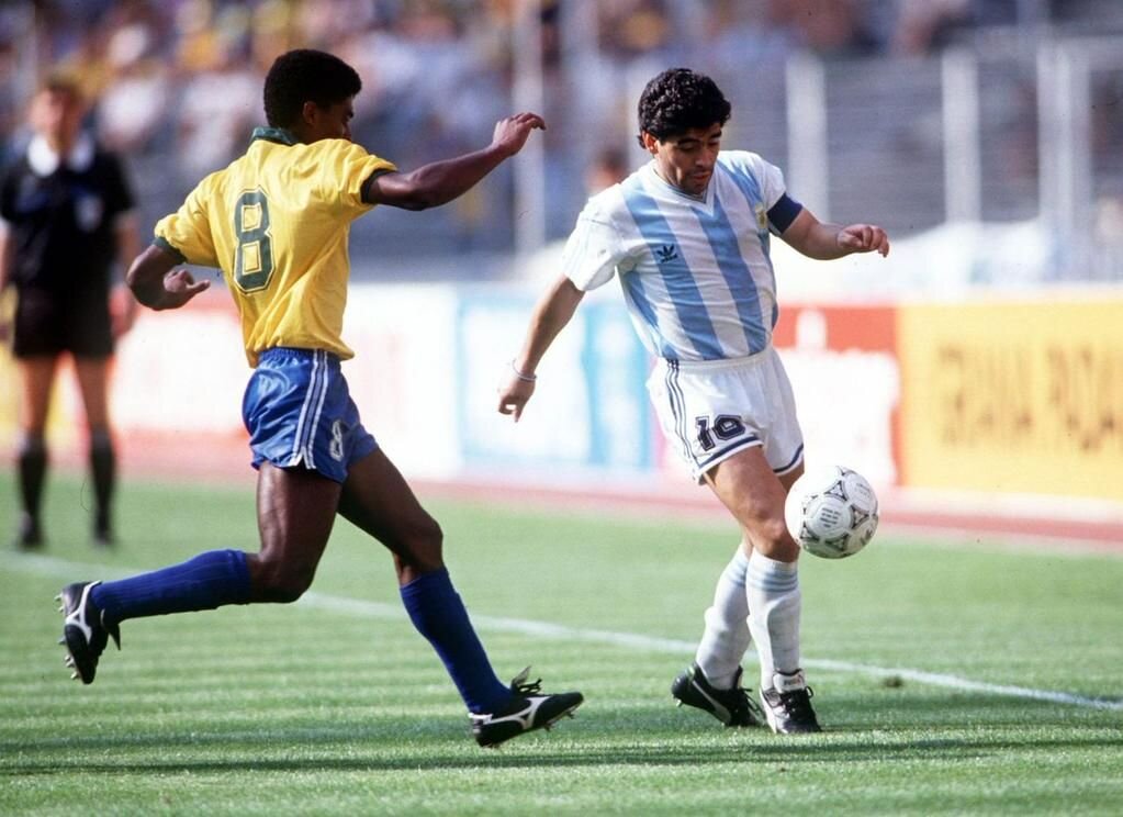Марадона (№10) обыгрывает Валдо (№8) Источник: Gettyimages.pt