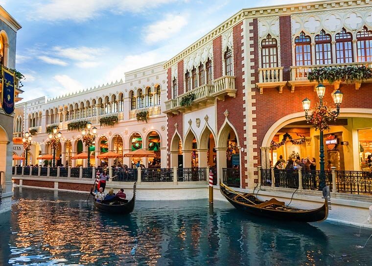 В Лас-Вегасе есть даже своя «маленькая Венеция» с каналами и гондолами
