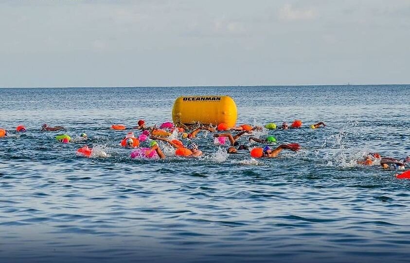 К поясу каждого участника Oceanman крепится страховочный буек