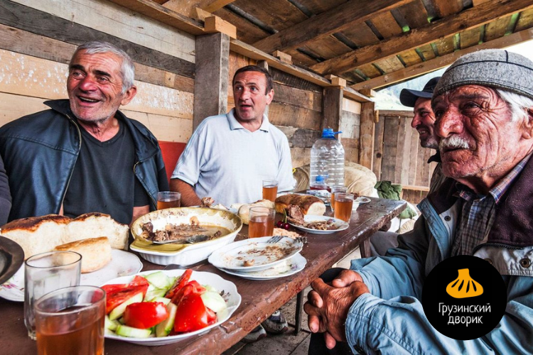 Грузины слушают тамаду 