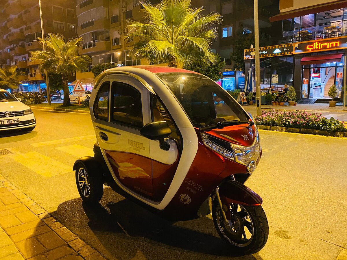 Полностью закрытый электротрицикл чем-то напоминает автомобиль Smart на 2 места. Фото автора.