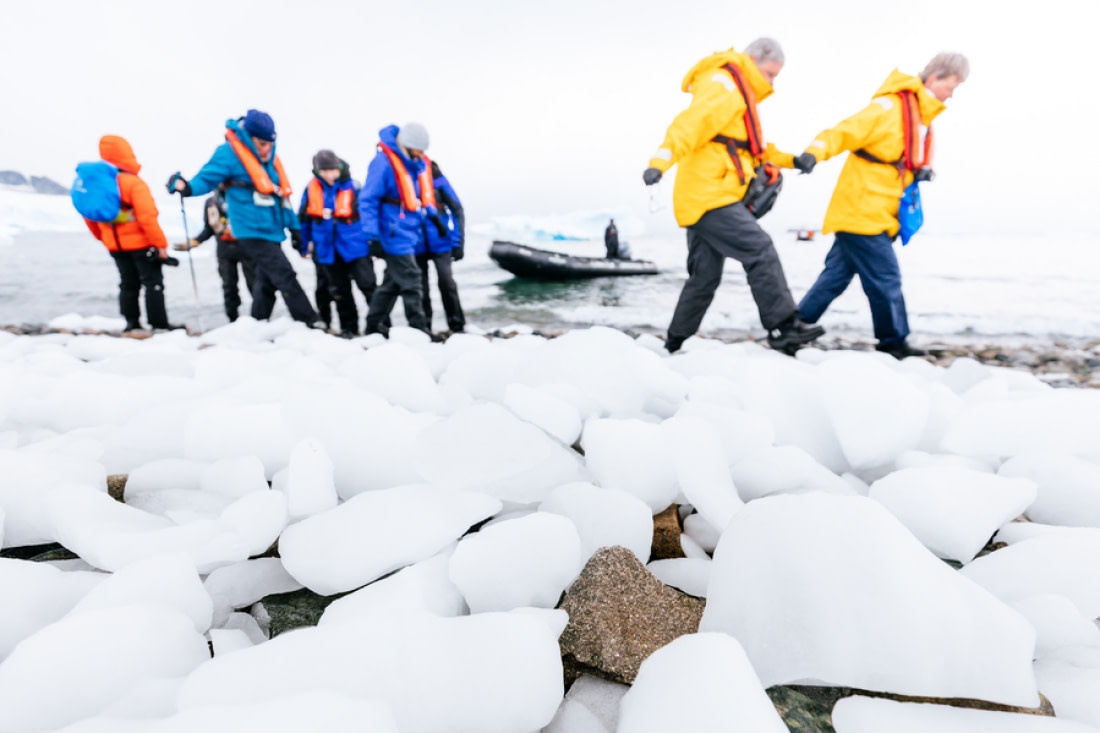 Группа туристов на материке