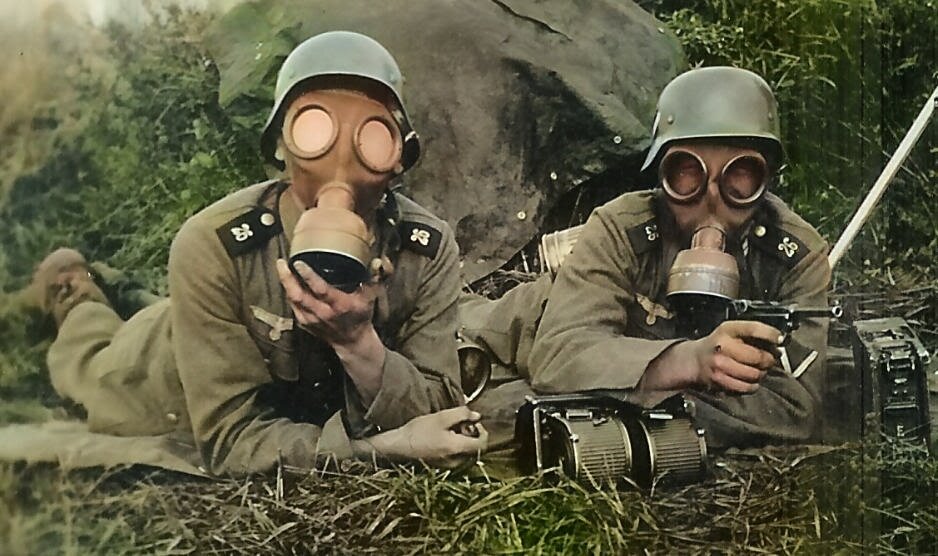 солдат сс в противогазе арт. противогаз ww1 gm15. German gas mask. немец в противогазе. противогаз gm 15.