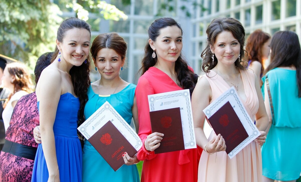 Такими же были и мои одногруппницы. Умные, красивые, они были бы украшением педагогического коллектива любой школы, но мало кто из них стал работать учителем. Источник фото bashinform.ru