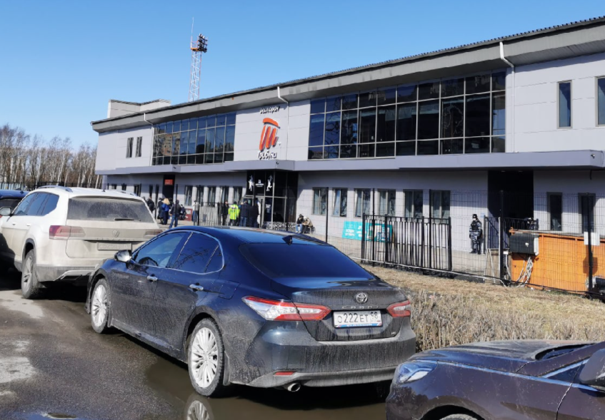 Вид на стадион со стороны парковки