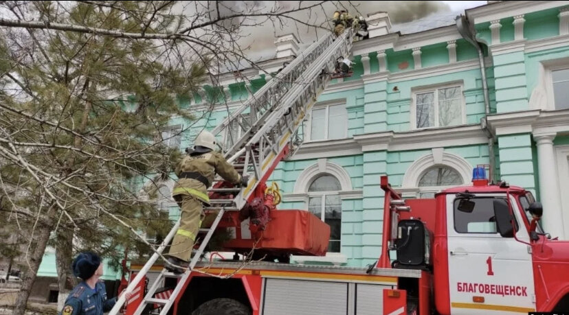 Пожарные сдерживают пламя