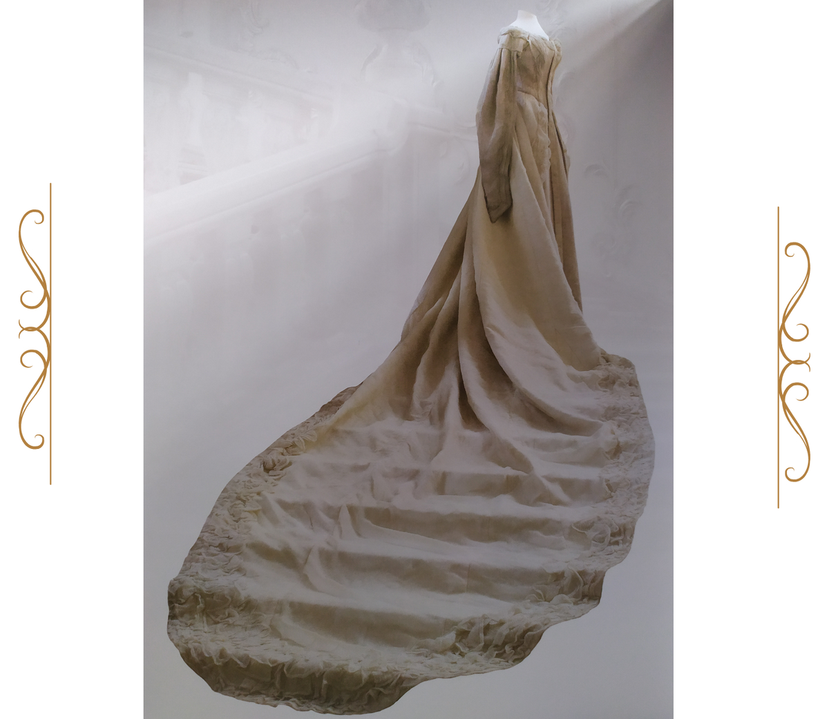 Страница из каталога "Придворный костюм середины XIX - начала XX века из собрания Государственного Эрмитажа".