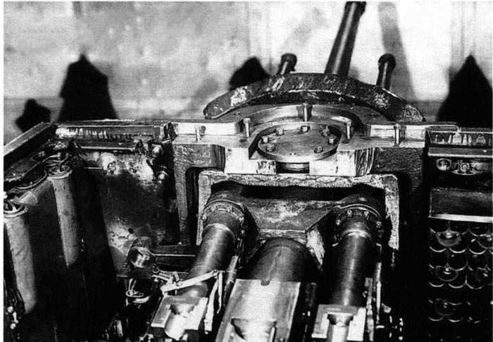 Общий вид на строенную установку 76-мм и 45-мм орудий, установленную в танке КВ-7. Челябинский Кировский завод, зима 1942 года.