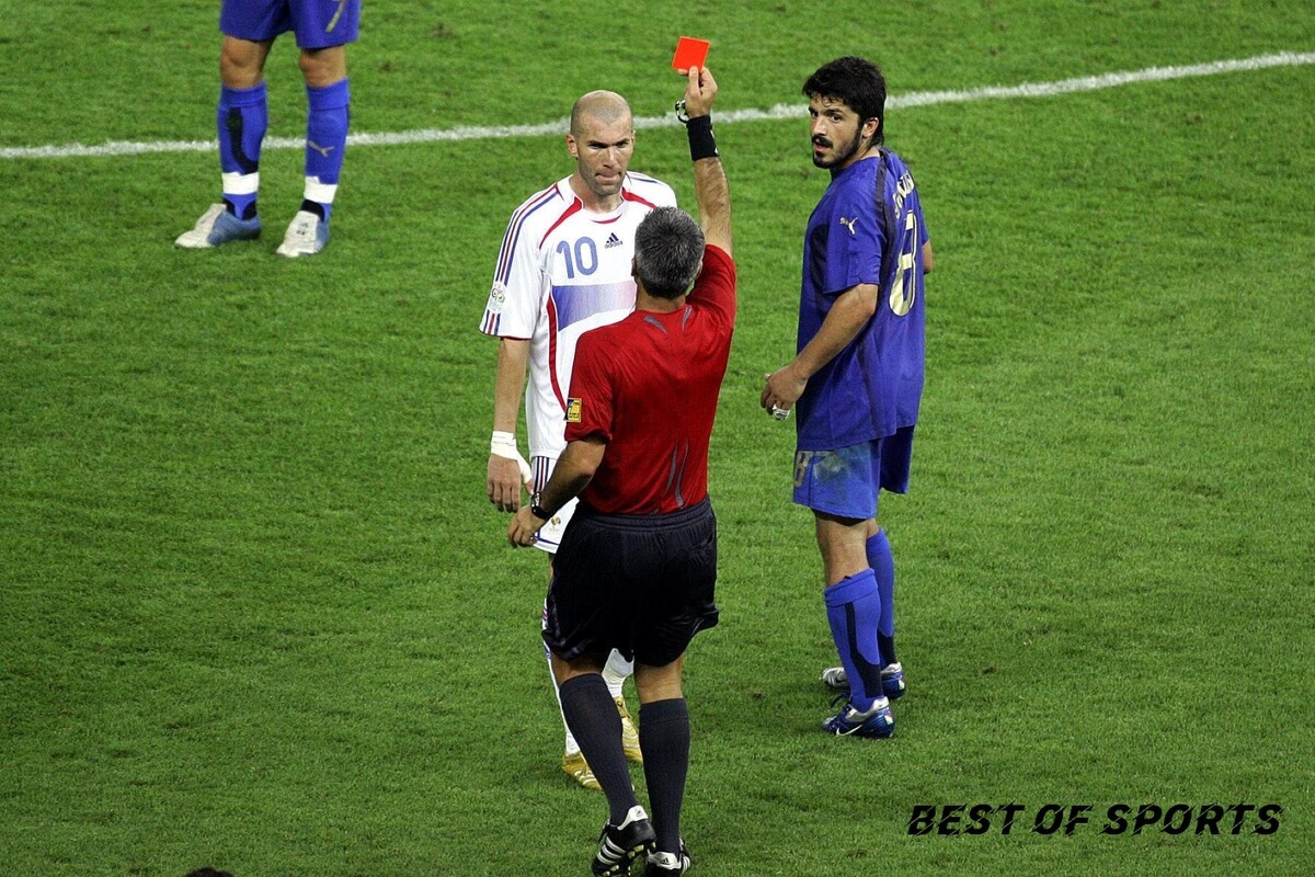 Зинедина зидан получает красную карточку, и не сможет помочь своей команде в серии пенальти