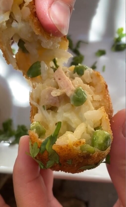 Сицилийские аранчини или рисовые шарики с сыром и ветчиной