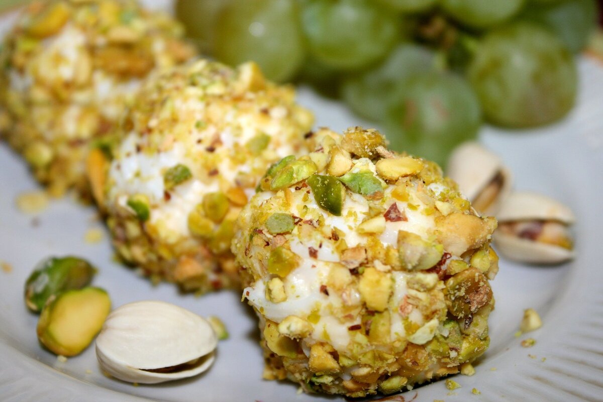 Сырные шарики с виноградом и фисташками 