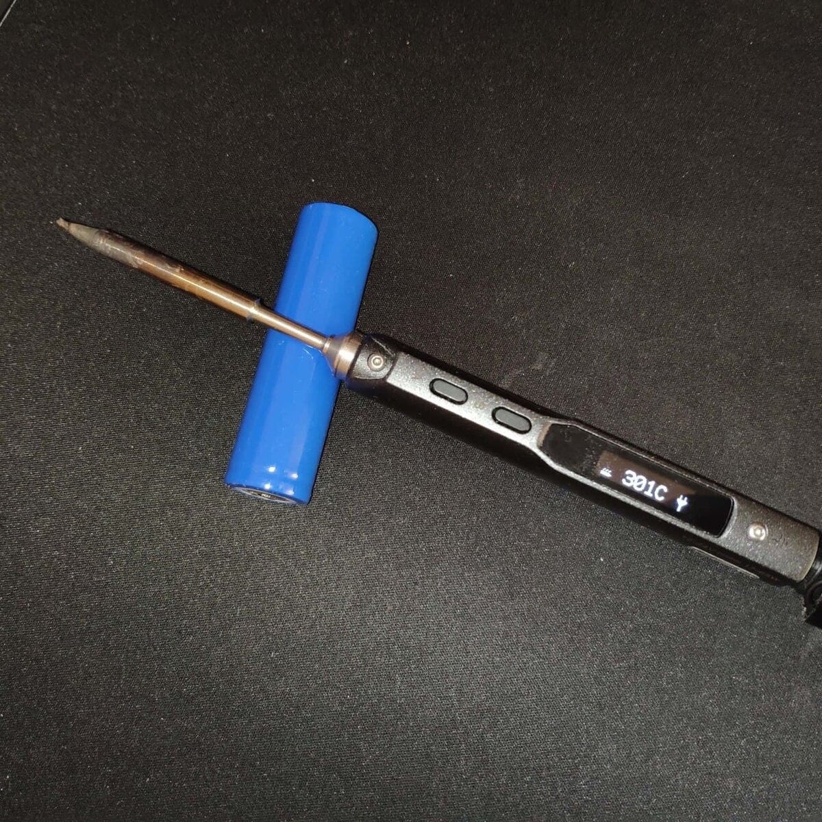 Если давно читаете канал, то уже заметили, что эта шутка мелькает почти во всех наших публикациях. Пора бы и рассказать о нём!