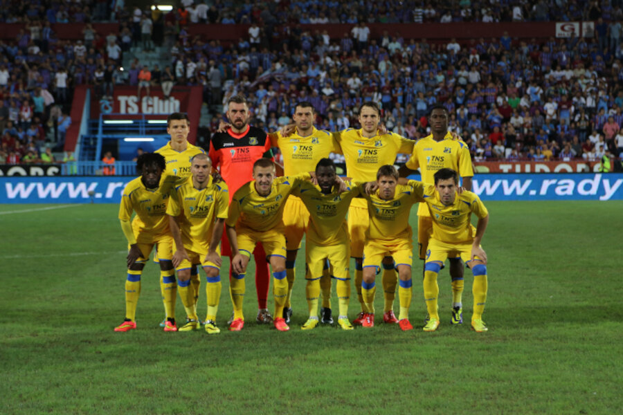 Лига Европы. Раунд плей-офф. Трабзонспор (Турция) – Ростов 2-0. Командная фотография перед началом матч,  нижний ряд слева-направо: Режиналь Горо, Тимофей Калачёв, Максим Григорьев, Гелор Канга, Дмитрий Торбинский, Хрвое Милич. Верхний ряд, слева-направо: Дмитрий Полоз, Стипе Плетикоса, Александр Гацкан, Виталий Дьяков и Баштуш.