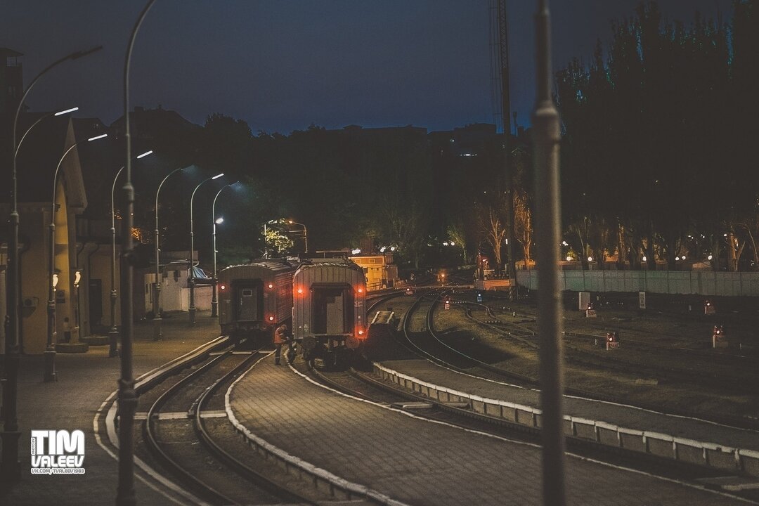 Фото из более позднего путешествия. Это вокзал Феодосии. Сейчас в пригородном сообщении там такой атмосферности уже не встретишь. Все составы из ЦМВ заменены на дизель-поезда серии РА-3