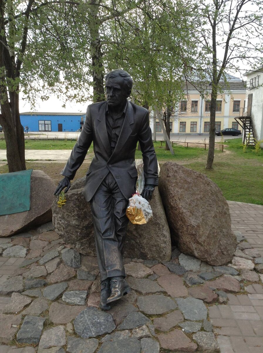 Памятник Зиновию Гердту в городе Себеж (фото автора статьи)